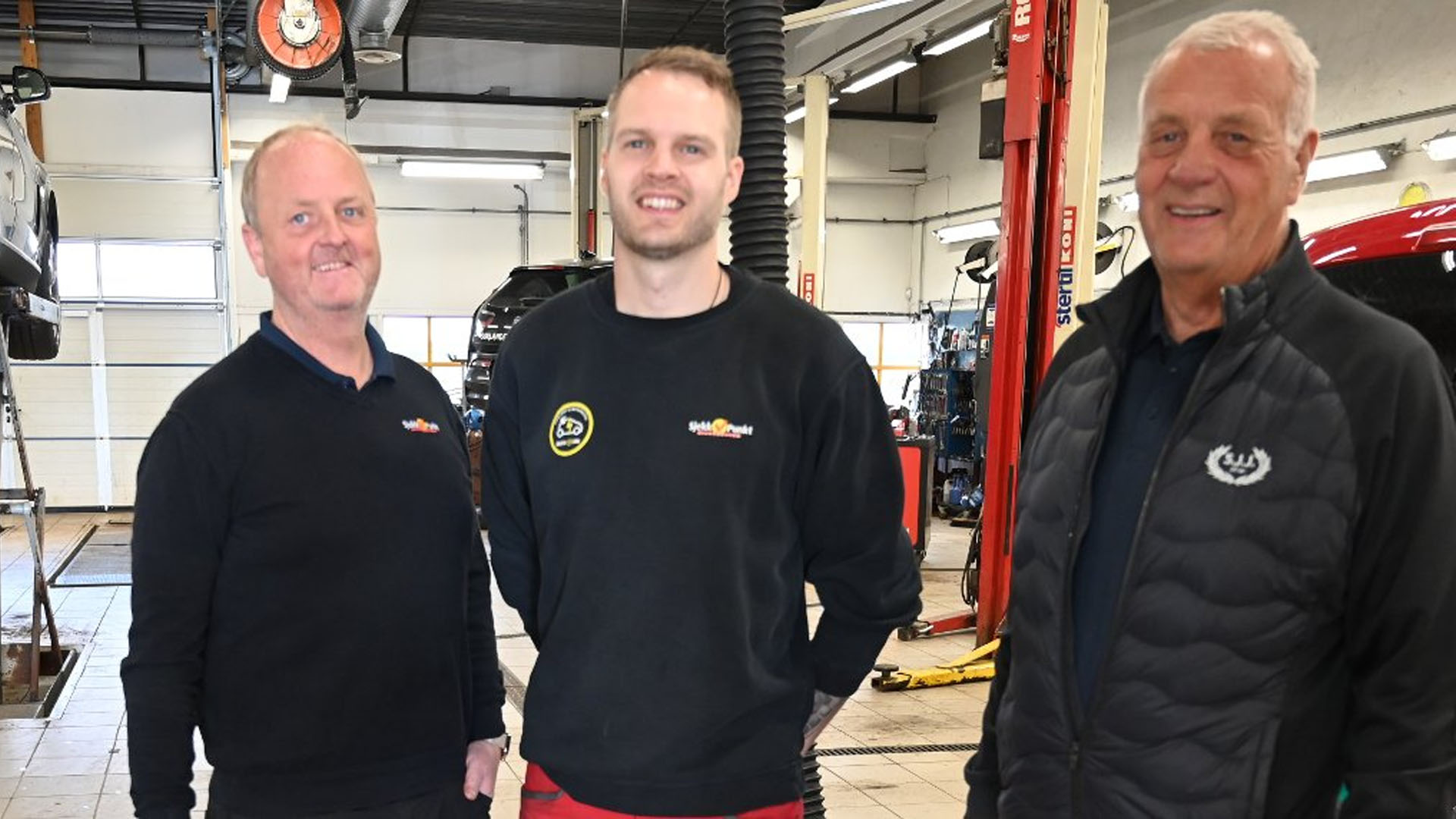 Medeierne Alf Ola Skeivoll, Erlend Andersen-Hoem og Jon Kristensen på verkstedet. Foto: Anne Kristine Dehli