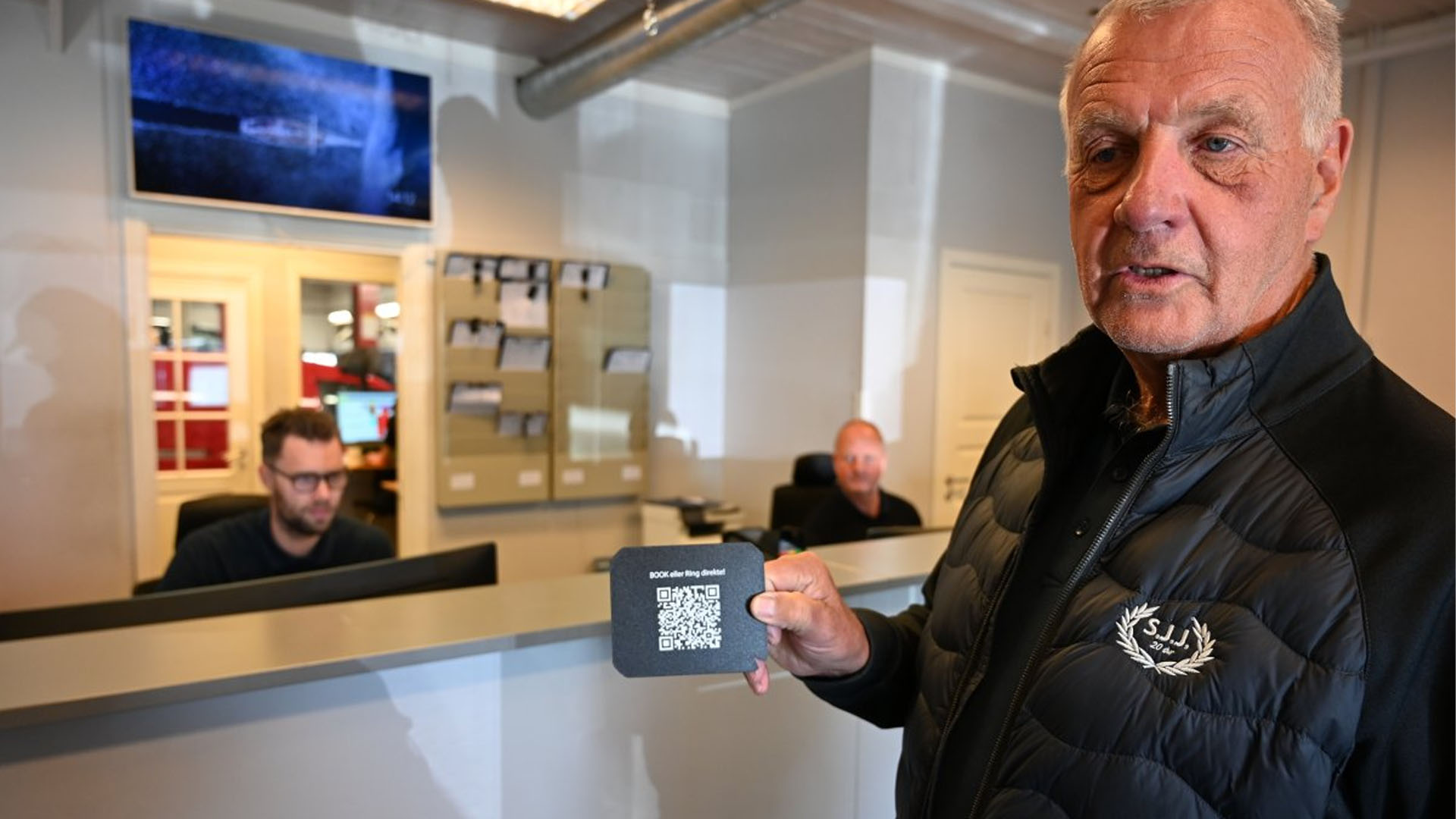 Million-rekord-10 En isskrape med qr-kode direkte til timebestilling hos verkstedet er ett av de artige påfunnene til bedriften. Foto: Anne Kristine Dehli
